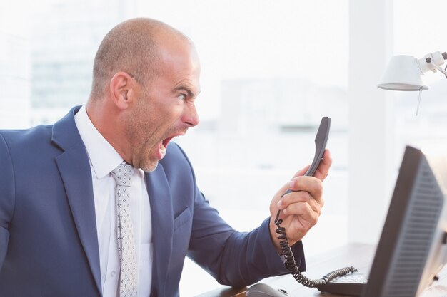 Empresario gritando a su teléfono