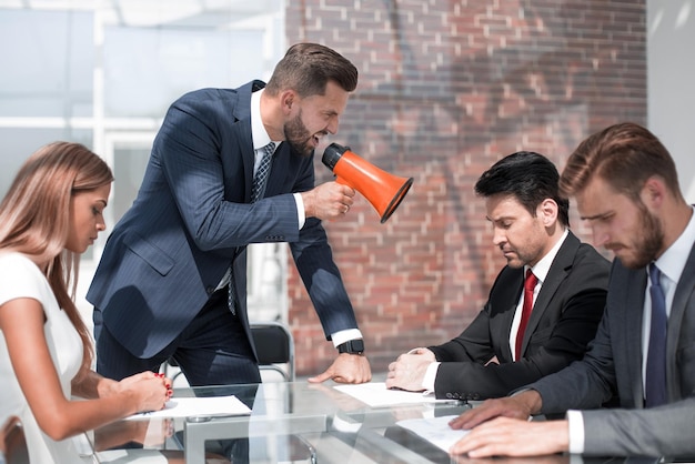 Empresario gritando a sus colegas a través de un concepto de gestión de megáfonos