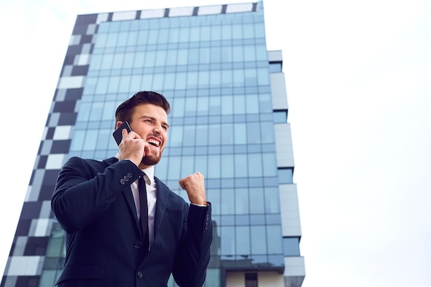 El empresario habla por teléfono al aire libre