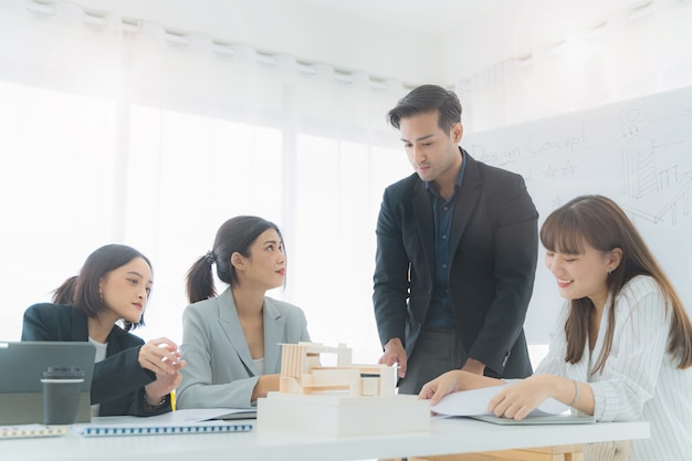 Empresario hablando con personal de ingenieros y arquitectos para un nuevo diseño en la sala de reuniones