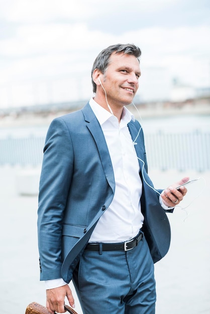 Empresario hablando por teléfono con auriculares