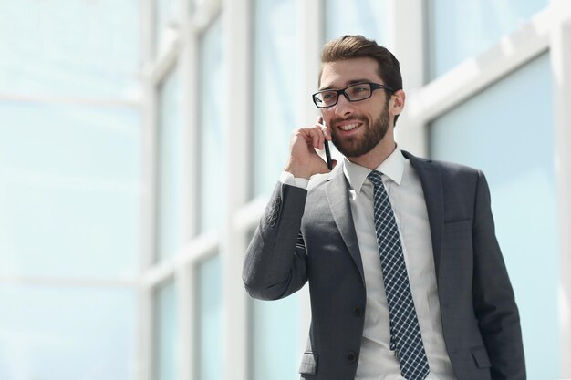 Foto empresario hablando por un teléfono móvilfoto con espacio de copia