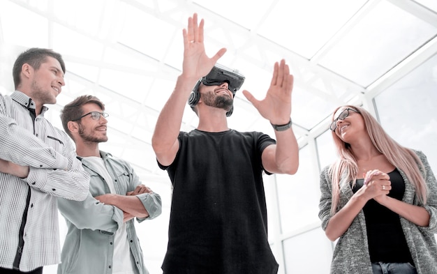 Empresario haciendo gestos al usar gafas de realidad virtual