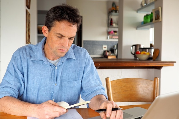Empresario haciendo papeleo en el escritorio en casa