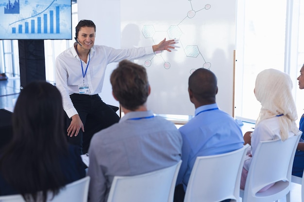 Empresario haciendo una presentación en flip chart en un seminario de negocios
