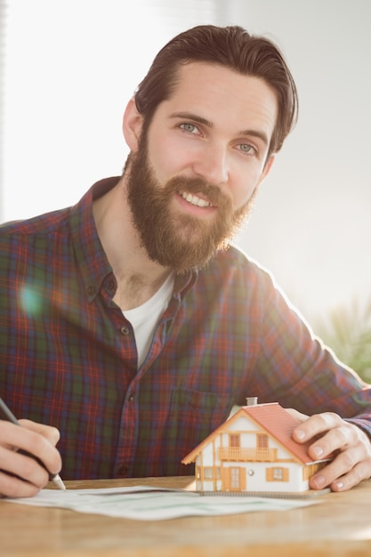 Empresario de hipster solicitando una hipoteca