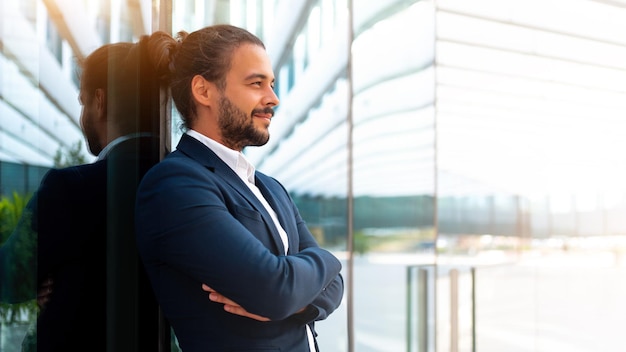 Empresário hispânico de confiança bonito