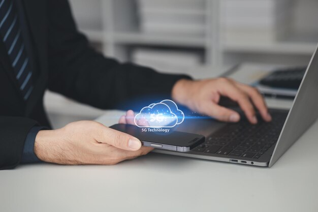 Empresario con holograma de tecnología 5g reenvío de datos de red 5g y eficiencia de uso de Internet y sensibilidad del reenvío de datos a través de la red inalámbrica
