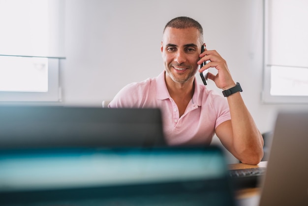 Empresario de hombre de negocios enfocado con teléfono inteligente Profesional masculino usando teléfono celular