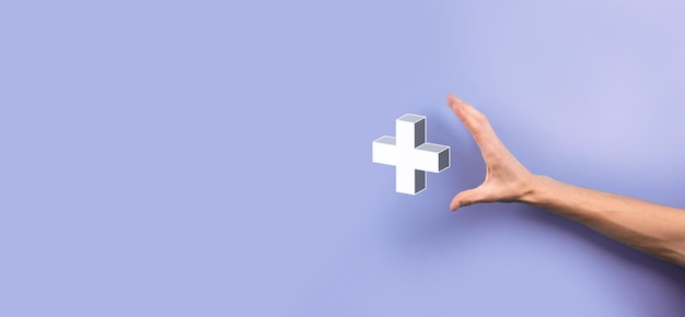 Empresario, el hombre sostiene en la mano algo positivo como ganancias, beneficios, desarrollo, RSE representado por el signo más. La mano muestra el signo más