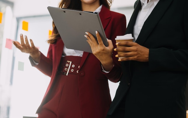 Foto empresário homem de negócios e mulher de negócios asiáticos discutindo novo projeto de negócio em tablet em encontro moderno em escritório moderno conceito casual de negócios asiático