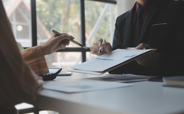 Empresário Homem de negócios e mulher de negócios asiáticos discutindo novo projeto de negócio em tablet em encontro moderno Em escritório moderno conceito casual de negócios asiático