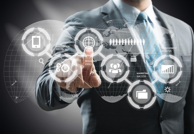 Empresario con iconos digitales en el fondo