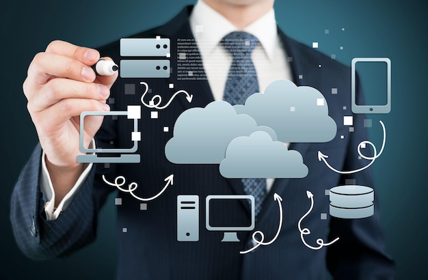 Empresario con iconos digitales en el fondo