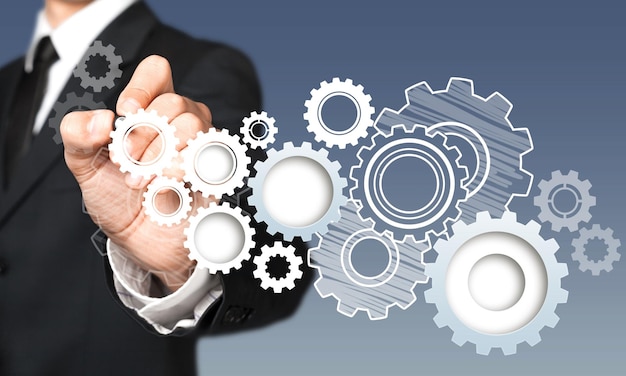 Empresario con iconos digitales en el fondo