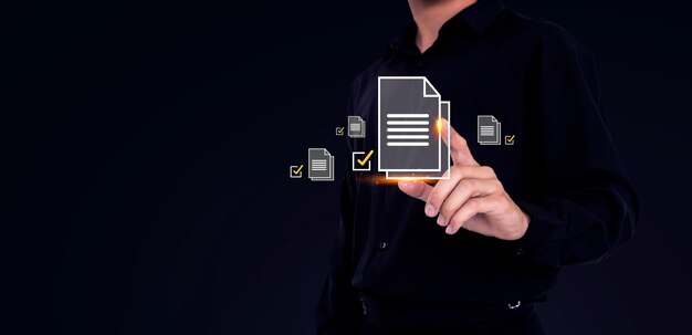 Empresario con iconos sobre negocios y documentos