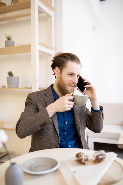 Empresario inconformista tomando café en la cafetería