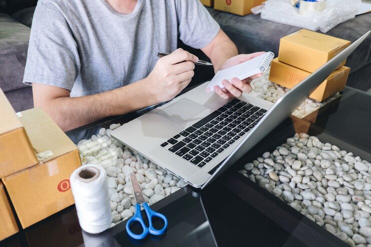 Foto empresario independiente de pyme joven empresario que trabaja con el empaquetado de notas en el mercado en línea de entrega de caja de clasificación