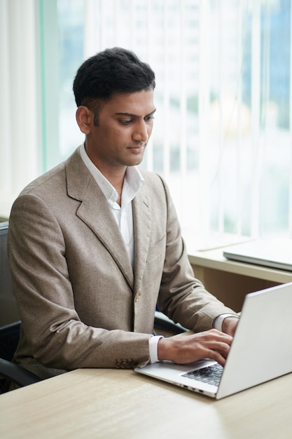 Empresário indiano trabalhando no laptop