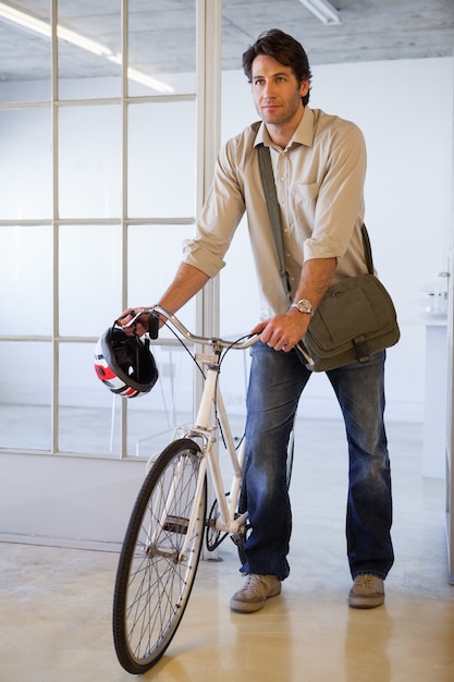 Empresario informal empujando su bicicleta