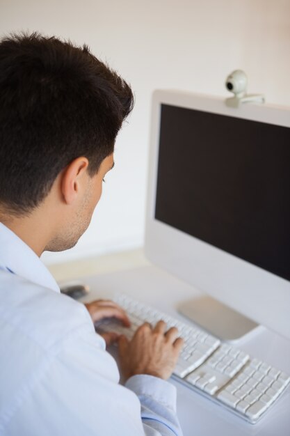 Empresario informal escribiendo en su escritorio