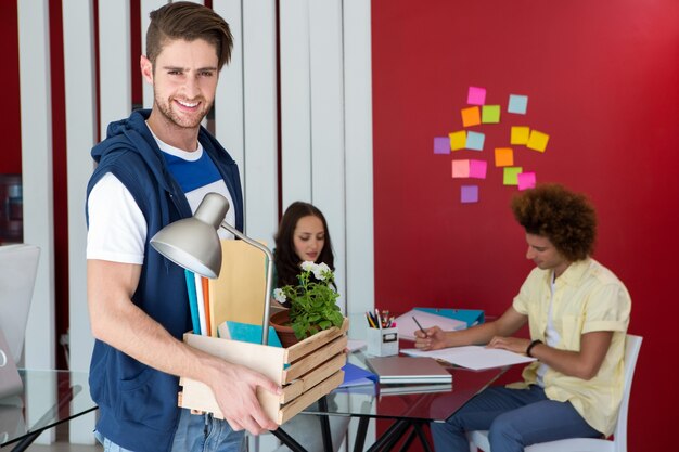 Empresario informal llevando sus pertenencias en caja