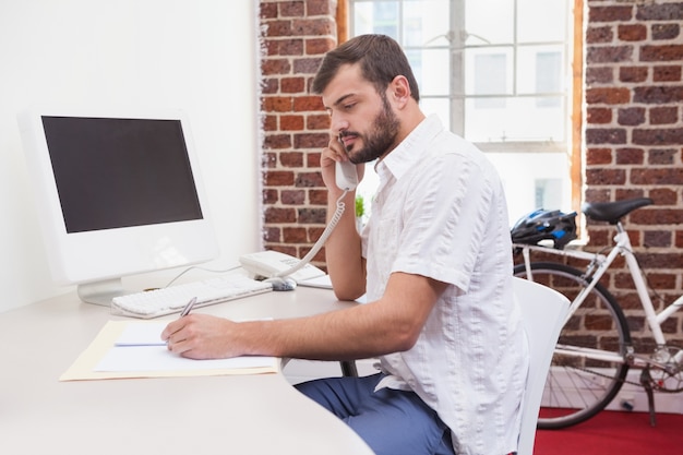 Empresario informal en el teléfono