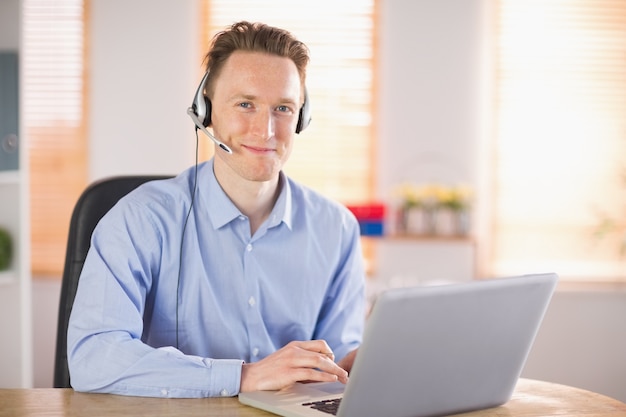 Empresario informal usando auriculares en una llamada