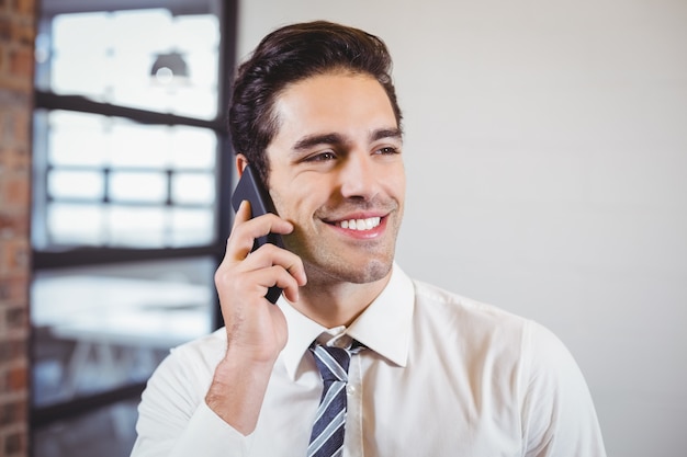 Empresário inteligente falando no celular