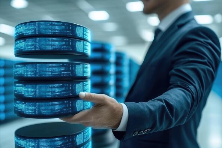 Empresario interactuando con el almacenamiento de datos digitales futurista en una moderna sala de servidores