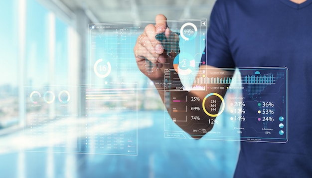 Empresario interactuando con una interfaz futurista de pantalla táctil que muestra análisis de datos y gráficos en un entorno de oficina moderno