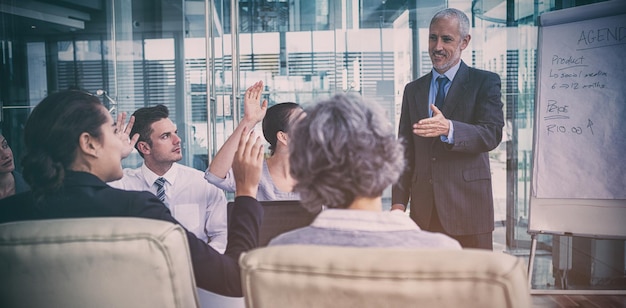 Foto empresário interagindo com colegas de trabalho