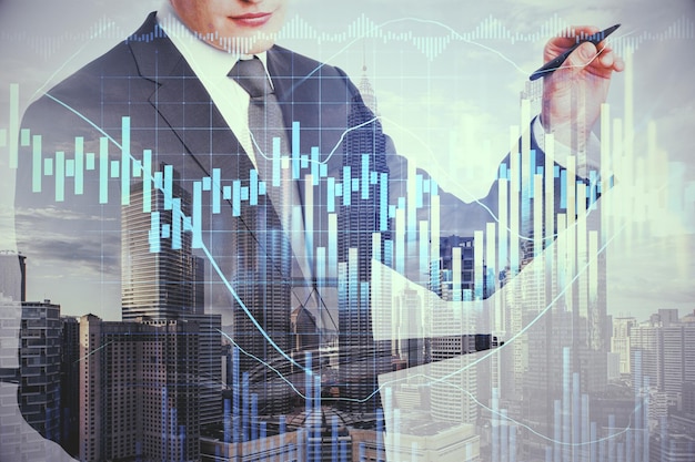 Empresario irreconocible dibujando gráficos forex en pantalla virtual