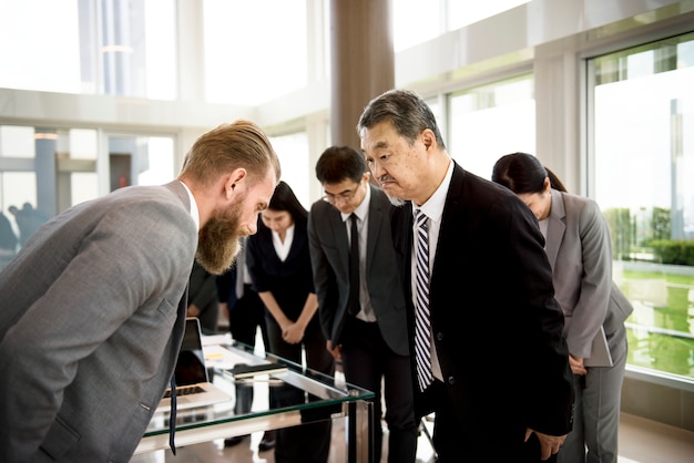 Empresário japonês mostrando respeito com um arco para seu parceiro de negócios