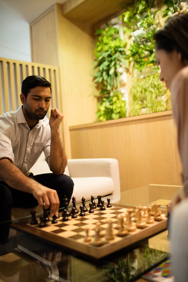 Foto empresário jogando xadrez com uma colega