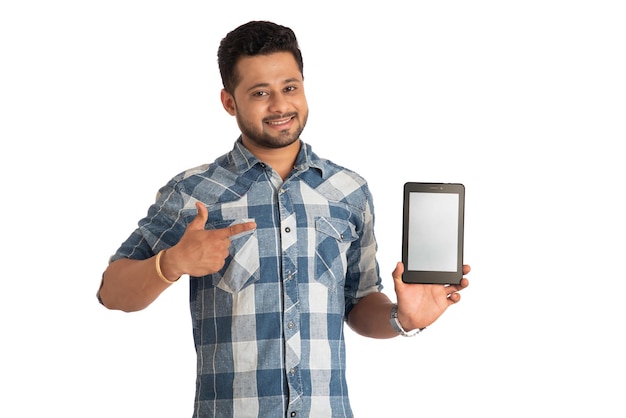 Empresário jovem bonito mostrando uma tela em branco de um smartphone ou celular ou tablet em fundo branco