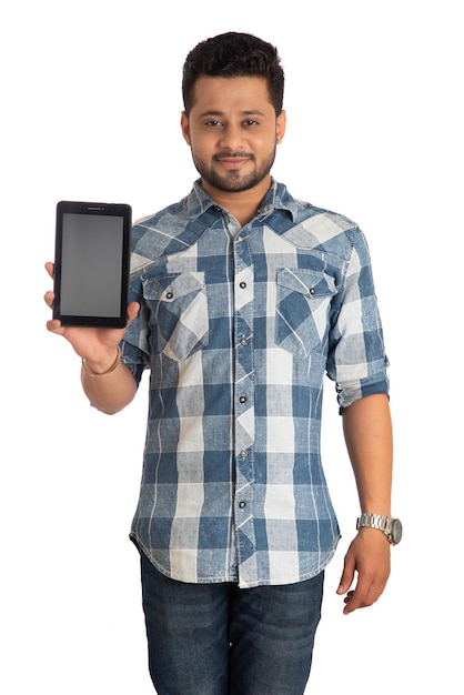 Empresário jovem bonito mostrando uma tela em branco de um smartphone ou celular ou tablet em fundo branco
