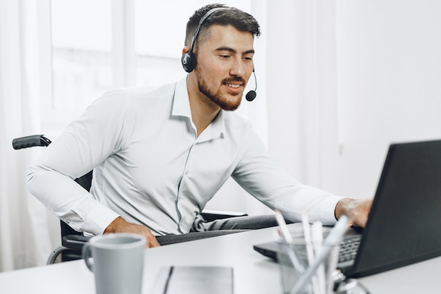 Empresario joven discapacitado trabajando desde casa