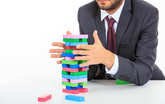 Empresario jugando juego de bloques de madera