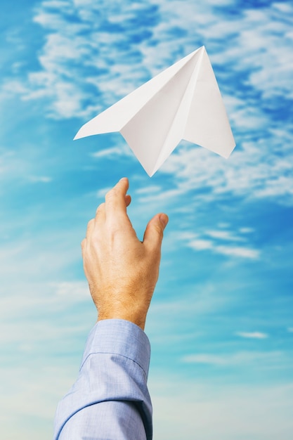 Foto el empresario lanzó un avión de papel en el cielo como símbolo de nuevos negocios