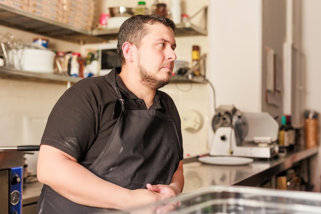 Empresário latino de chef médio com uniforme profissional gerente proprietário bem sucedido homem venezuelano