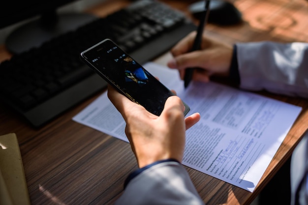 Foto empresário lendo e escrevendo documentos no trabalho