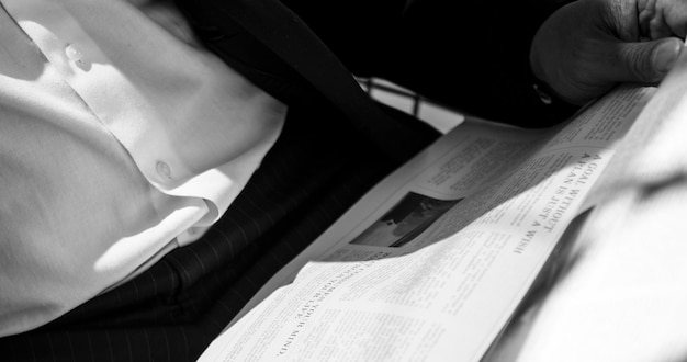 Empresário lendo jornal em um café