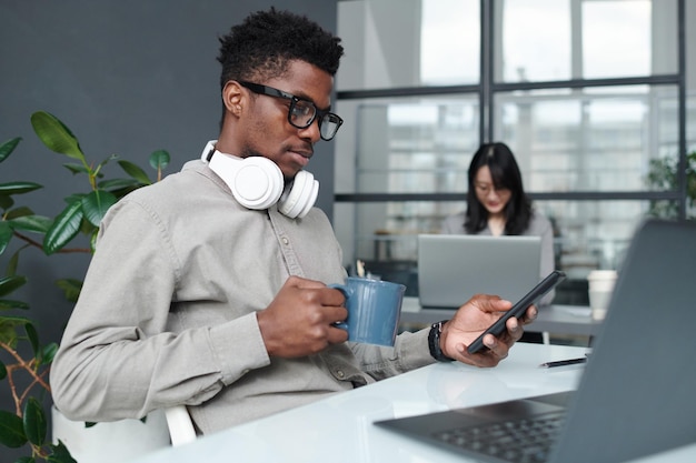 Empresário lendo mensagem no smartphone