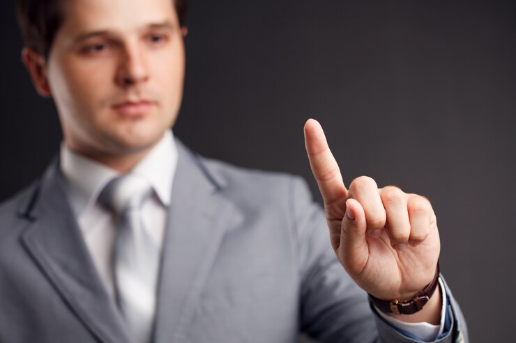 Empresário levanta o dedo indicador estendido