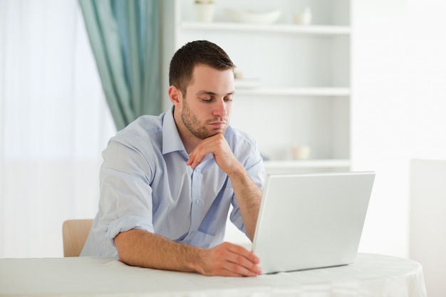 Empresario leyendo un correo electrónico