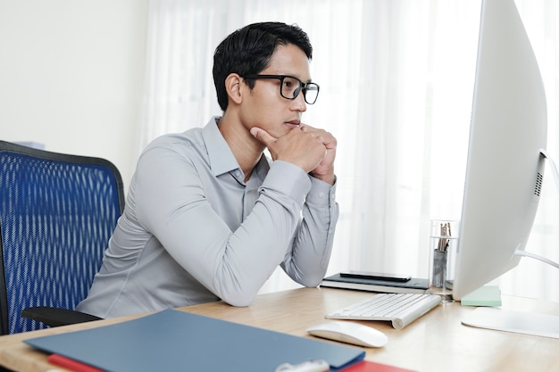 Empresario leyendo documento en pantalla