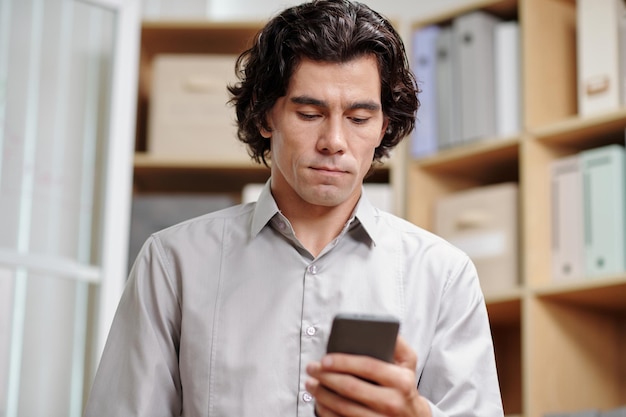 Foto empresario leyendo mensajes de texto