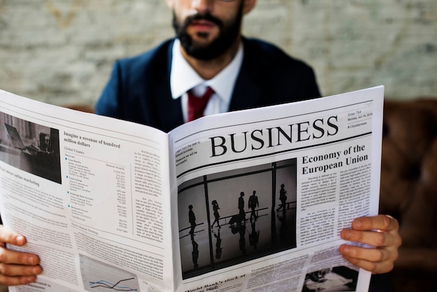 Foto empresario leyendo periódico