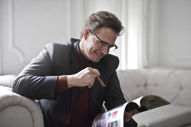 Foto empresario leyendo una revista